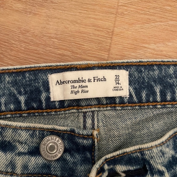 Abercrombie & Fitch mom jeans, acid wash size 32/14 fit more like a 12. - Picture 2 of 3